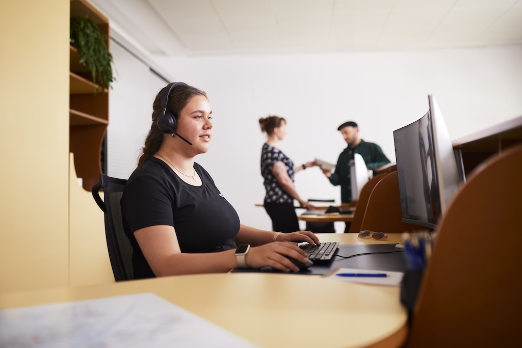 Bild 1. Schritt: Informieren - stadtmobil-Mitarbeierin telefoniert