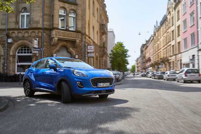 Bild 3. Schritt: Losfahren - blaues stadtmobil-Fahrzeug fährt durch die Karlsruher Oststadt